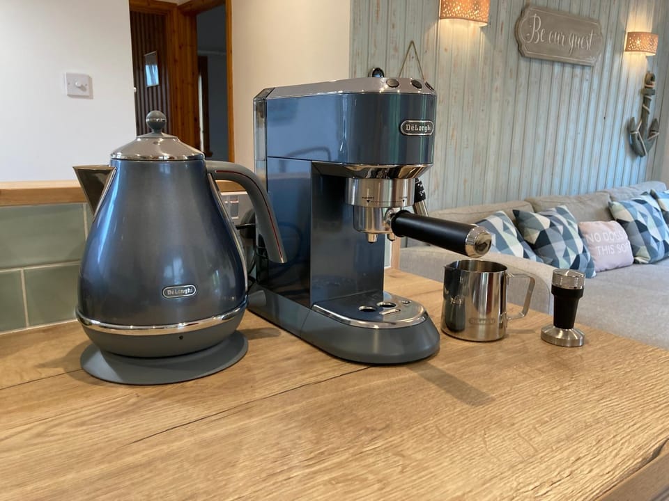 Coffee/tea facilities, Kitchen or kitchenette, Living room, Seating area
