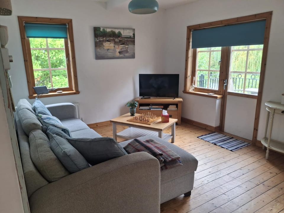 Riverside home with balcony and fishing jetty House in Wychavon District