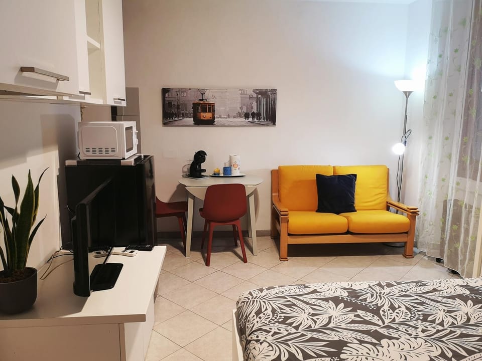 Bed, TV and multimedia, Living room, Seating area