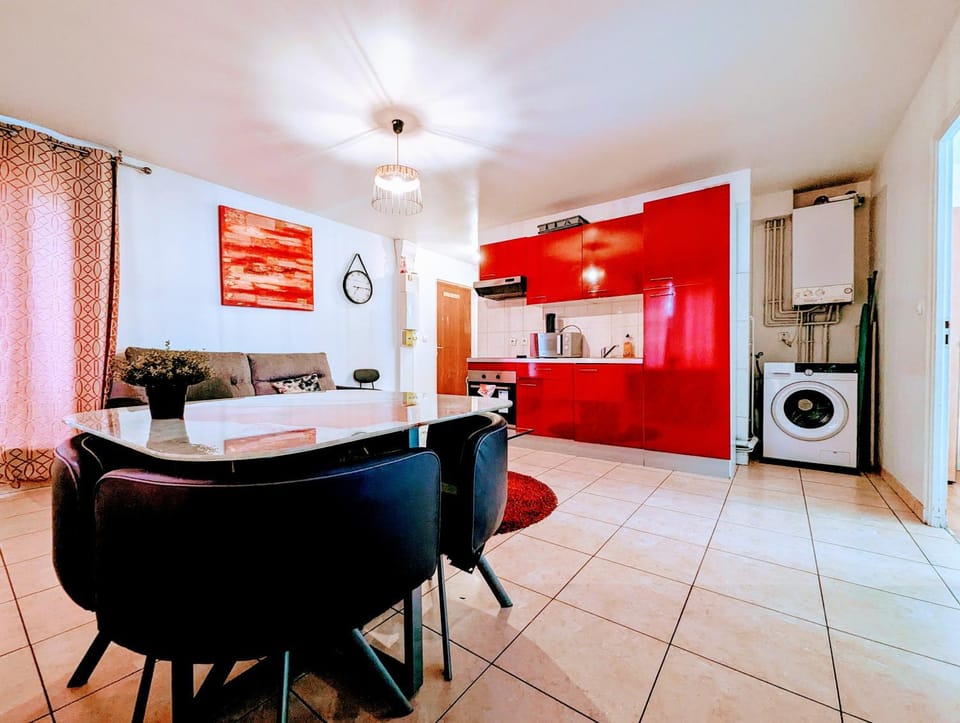 Kitchen or kitchenette, Dining area, stove, washing machine