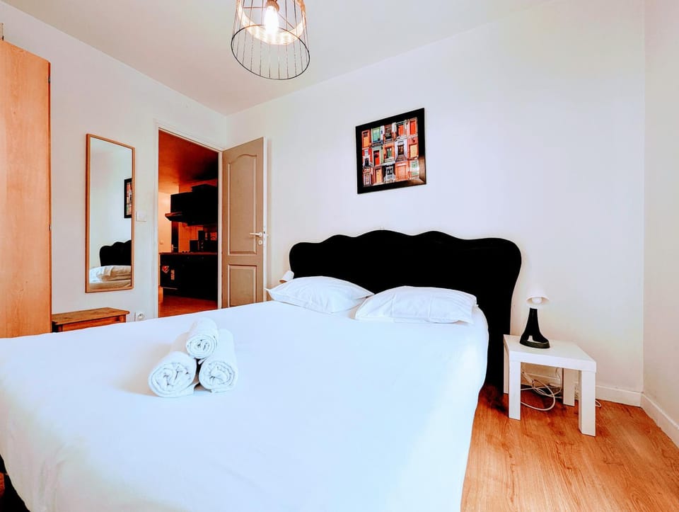 Photo of the whole room, Bedroom