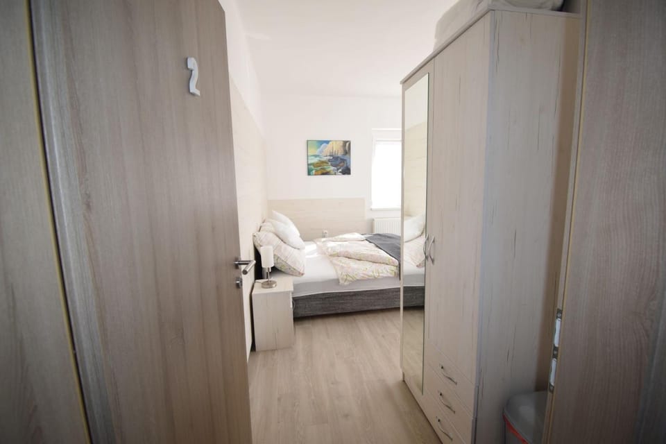 Photo of the whole room, Bedroom, wardrobe
