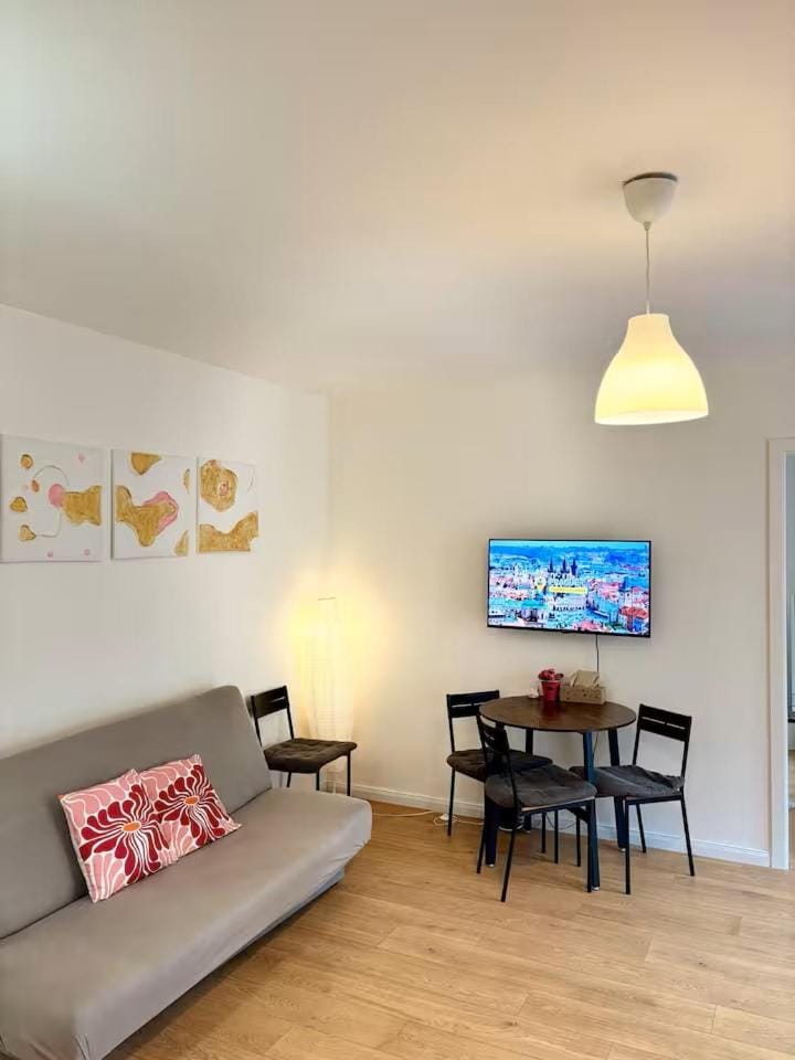 Bed, Dining area