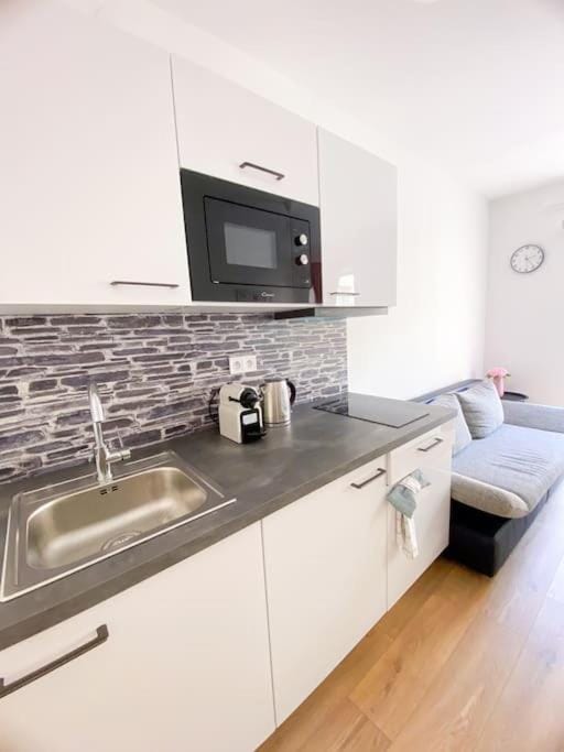 Coffee/tea facilities, Kitchen or kitchenette, minibar, stove