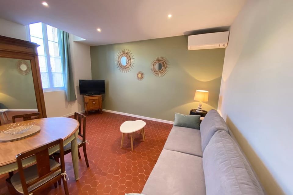 06CF Beautiful renovated apartment in old Antibes Apartment in Antibes