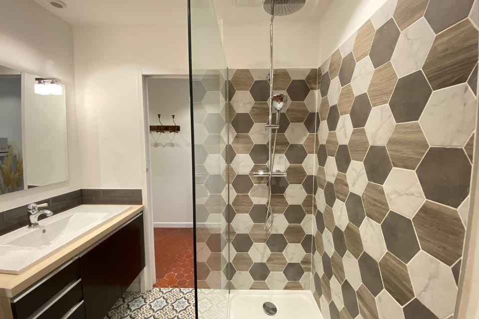 06CF Beautiful renovated apartment in old Antibes Apartment in Antibes