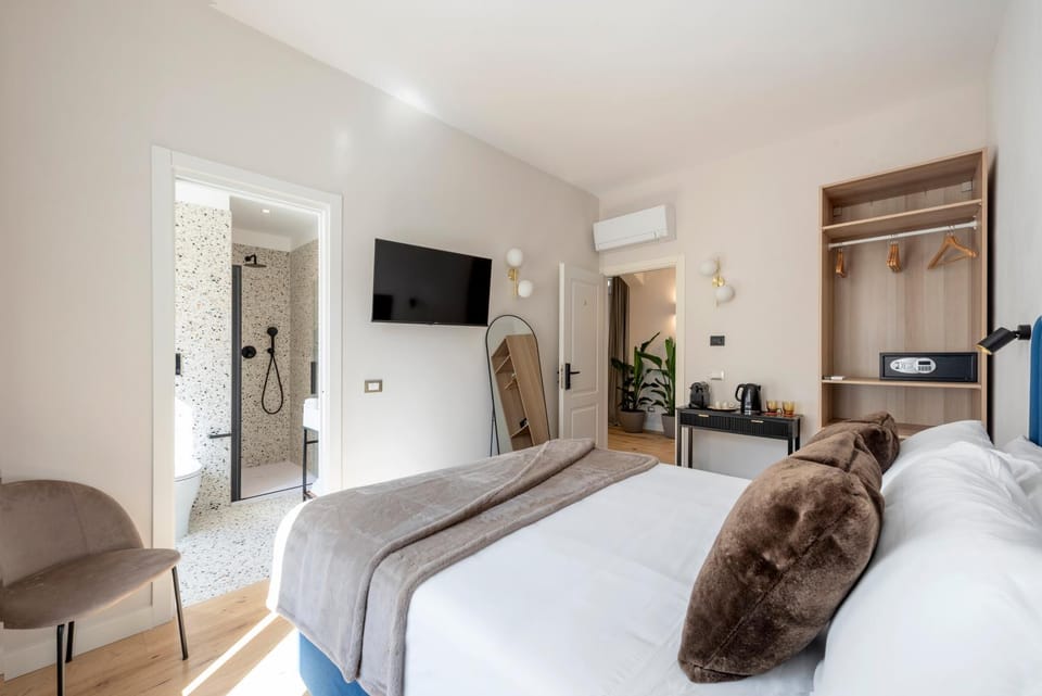 Bed, TV and multimedia, Bedroom, wardrobe
