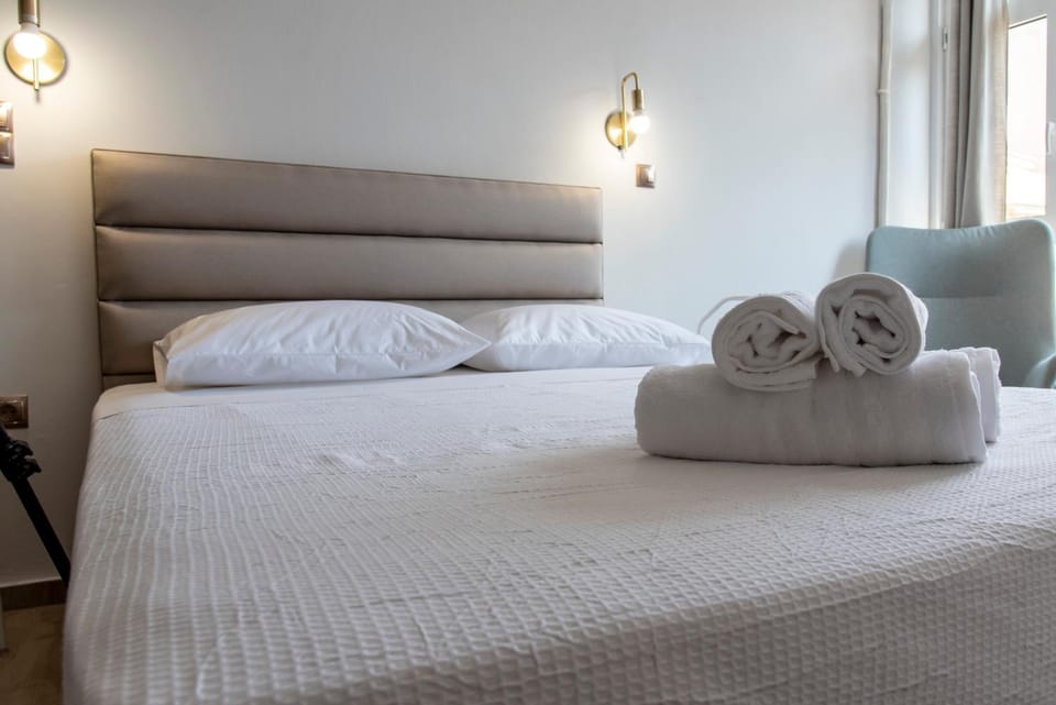 Bed, towels