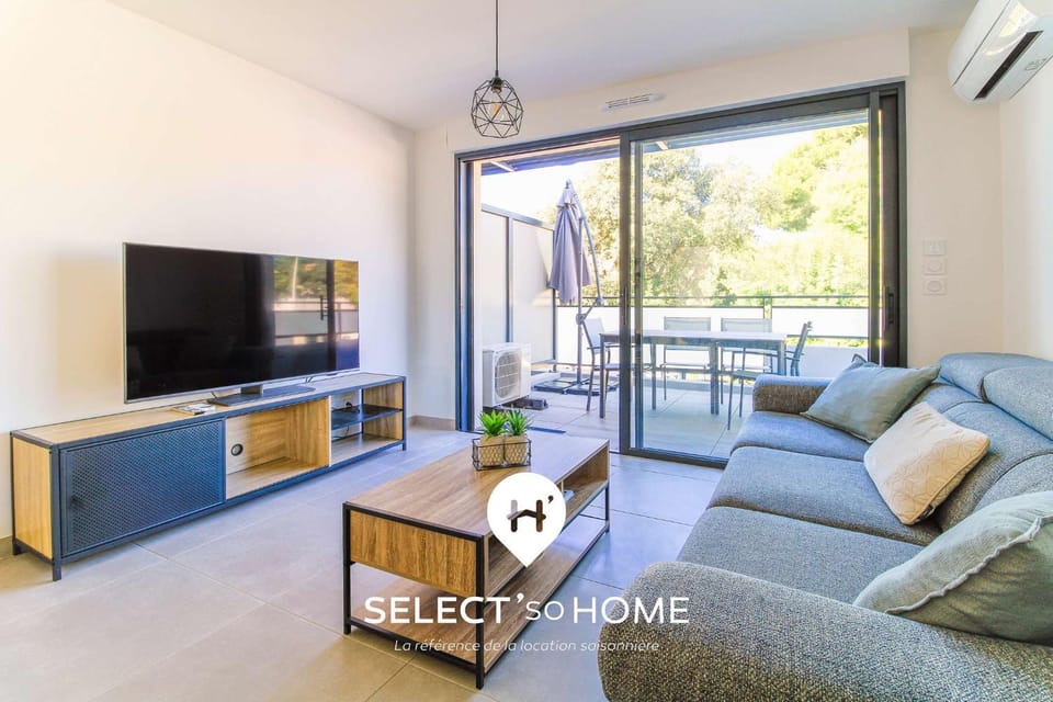 Communal lounge/ TV room, TV and multimedia, Living room, Seating area