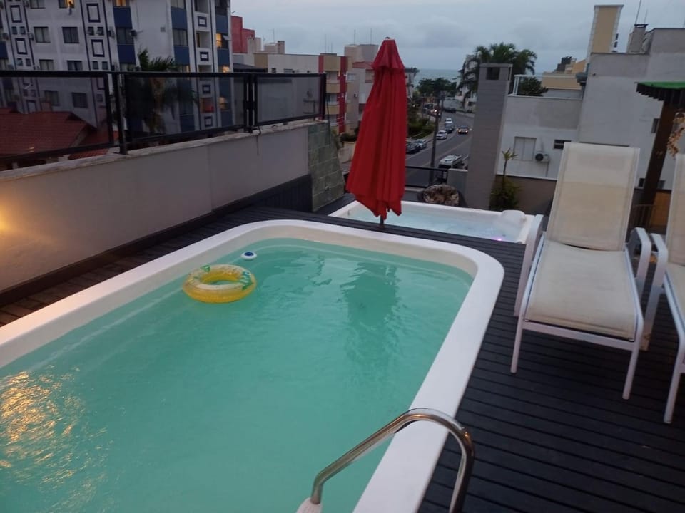Cobertura com piscina privativa e jacuzzi na praia dos Ingleses! Venha curtir! Apartment in Florianopolis