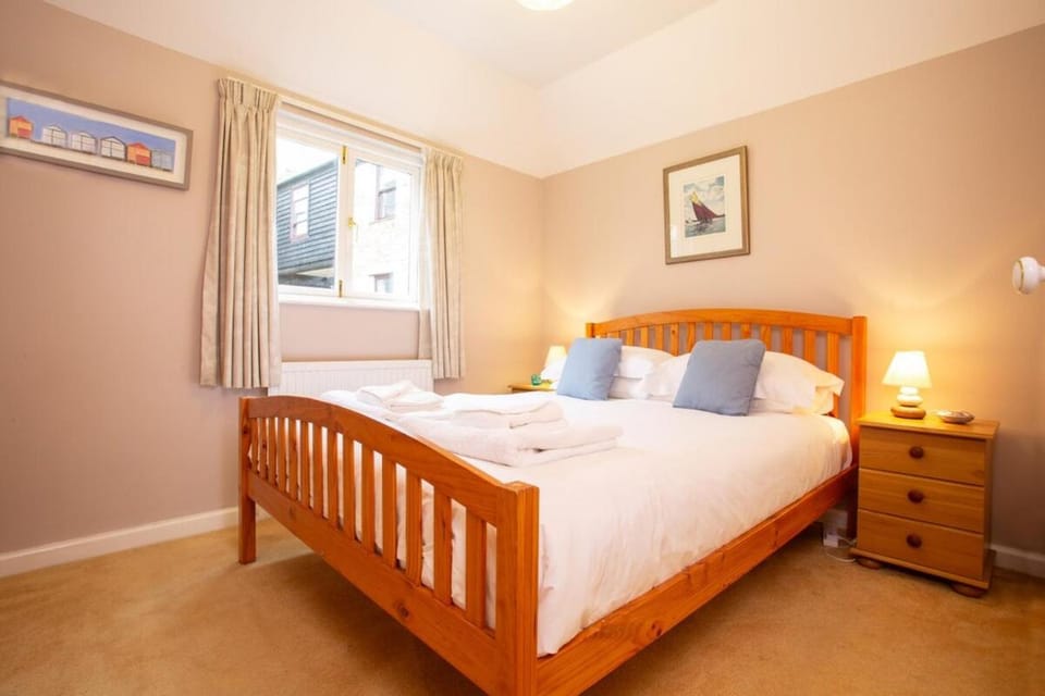 Janes Court, Packet Quays - with Creek & Country House in England