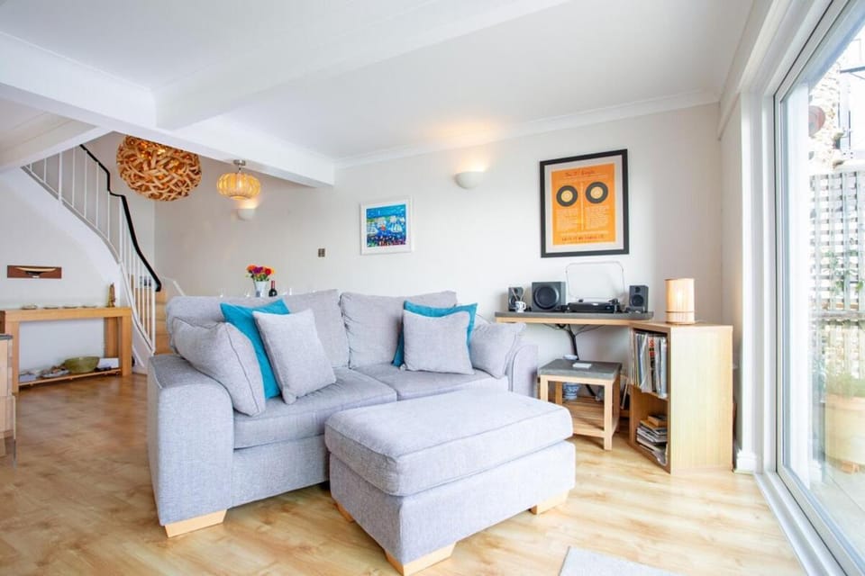 Janes Court, Packet Quays - with Creek & Country House in England