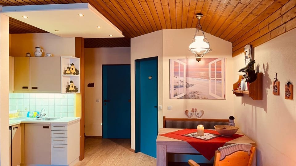 Kitchen or kitchenette, Dining area