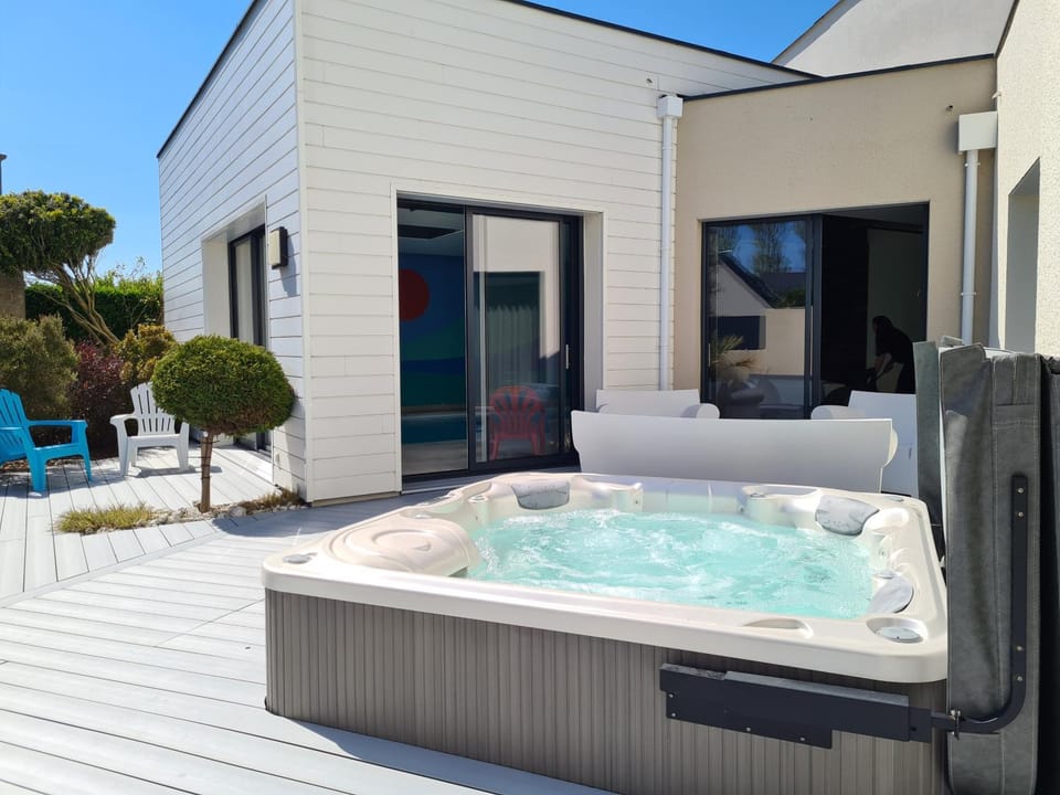 Villa Ty Mam Goz, 50m mer, piscine intérieure, SPA, 11 personnes Villa in Santec