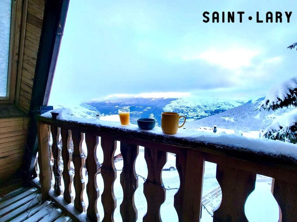 Nearby landmark, Day, Natural landscape, View (from property/room), Balcony/Terrace, Mountain view