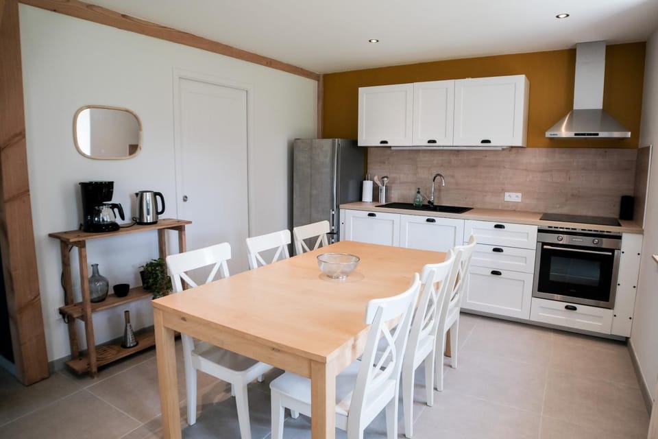 Coffee/tea facilities, Kitchen or kitchenette, dishwasher, oven, stove, toaster