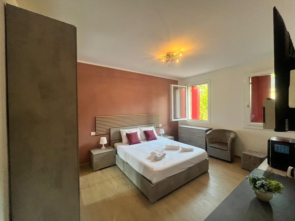 Bed, TV and multimedia, Photo of the whole room, Seating area, Bedroom, towels