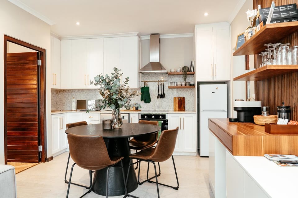 Coffee/tea facilities, Kitchen or kitchenette, Dining area, Alcoholic drinks