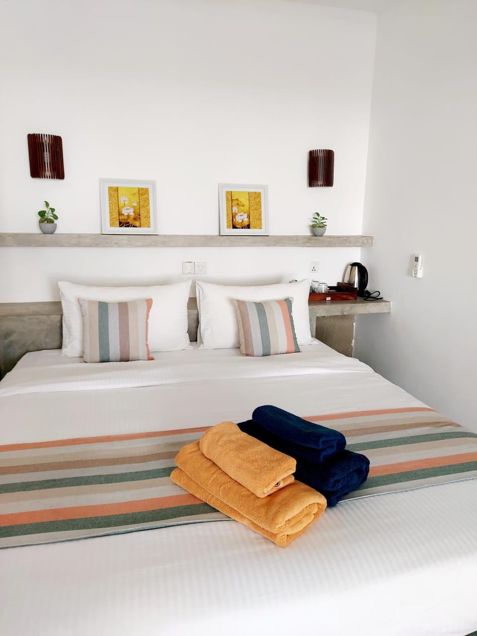Bed, Photo of the whole room, Bedroom, towels