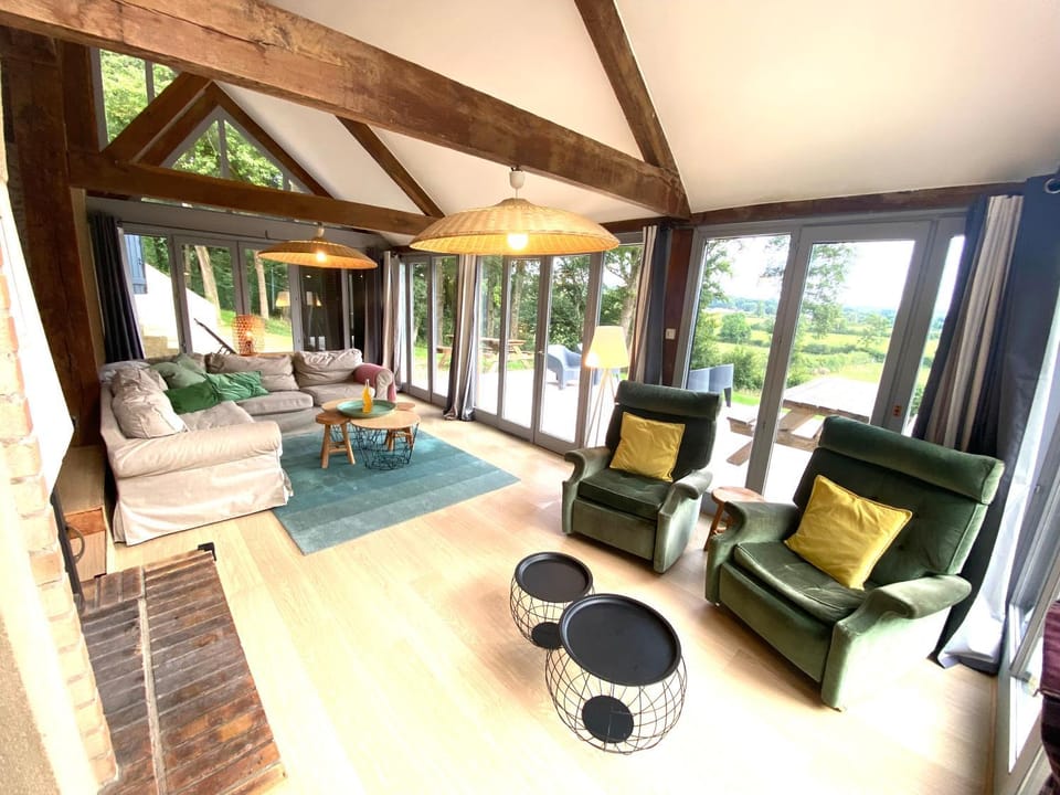 View (from property/room), Living room, Garden view