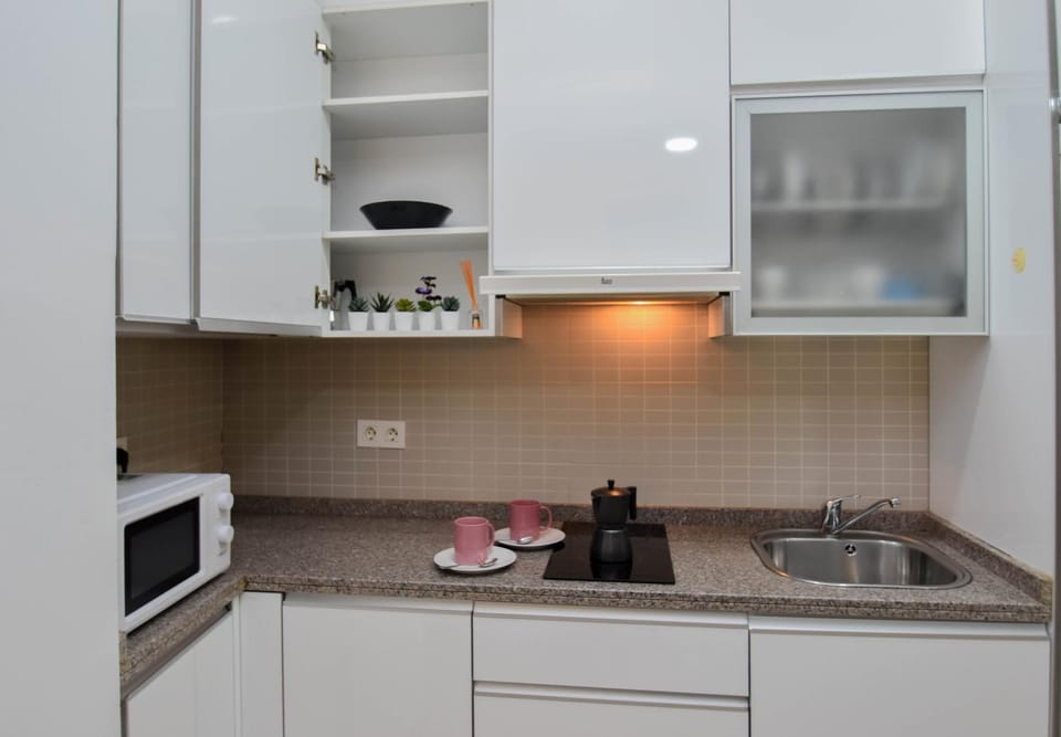 Coffee/tea facilities, Kitchen or kitchenette, stove