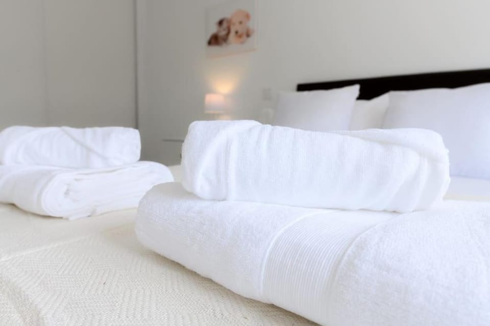 Bed, Bedroom, towels