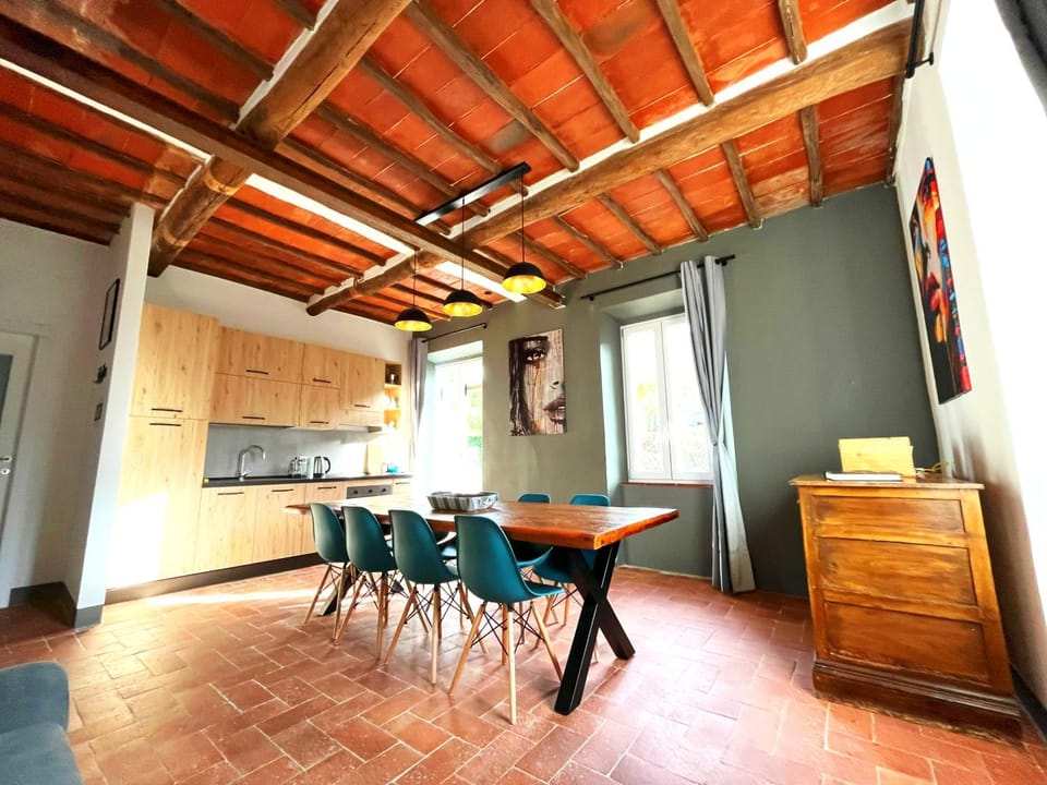 Kitchen or kitchenette, Seating area