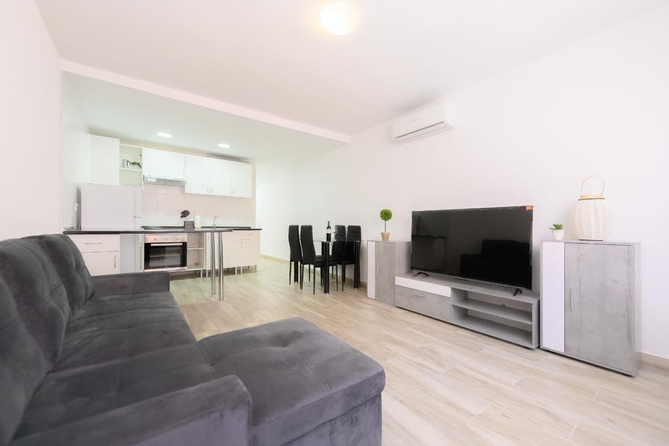 Communal lounge/ TV room, Living room, Dining area, air conditioner