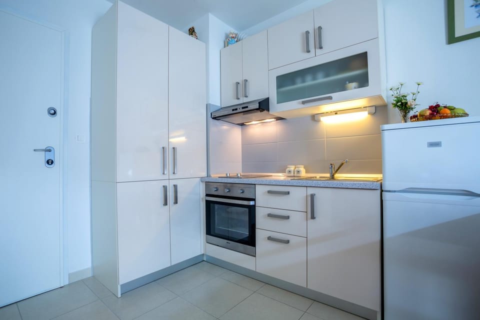 Kitchen or kitchenette, Food, Drinks