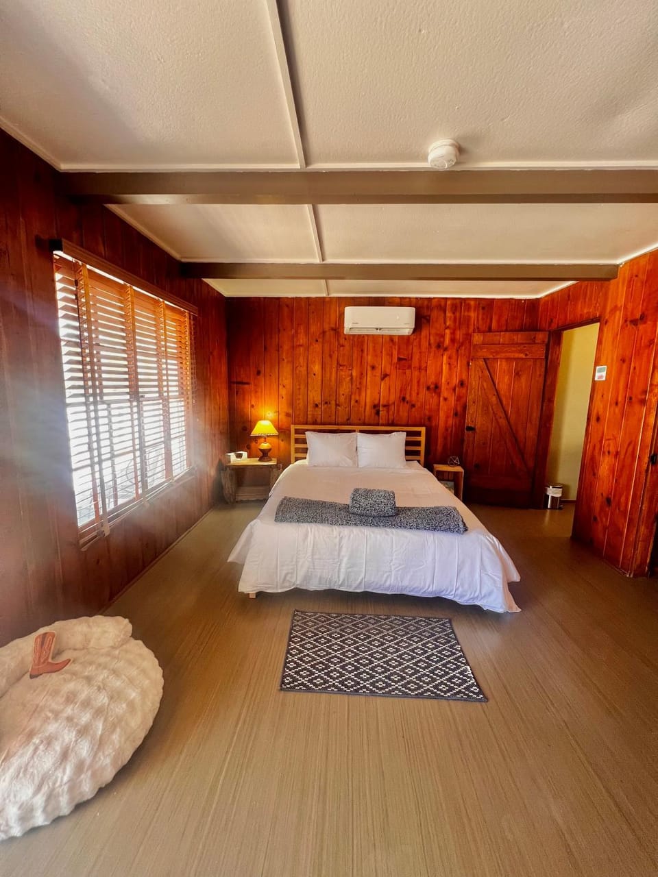 Room 5 - Downtown Joshua Tree Motel - Pet Friendly - Walk to Shops & Visitor Center, Minutes to Park Entrance Motel in Joshua Tree