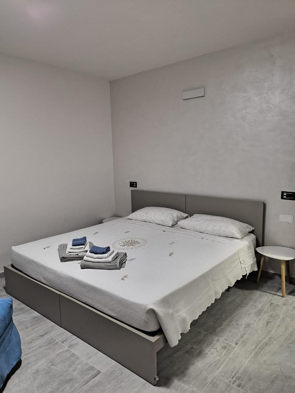 Photo of the whole room, Bedroom, towels