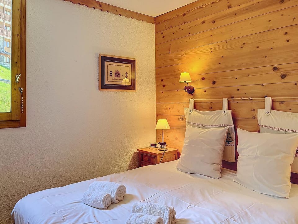 Appartement rénové, ski aux pieds avec balcon et cheminée - FR-1-688-94 Apartment in Les Allues