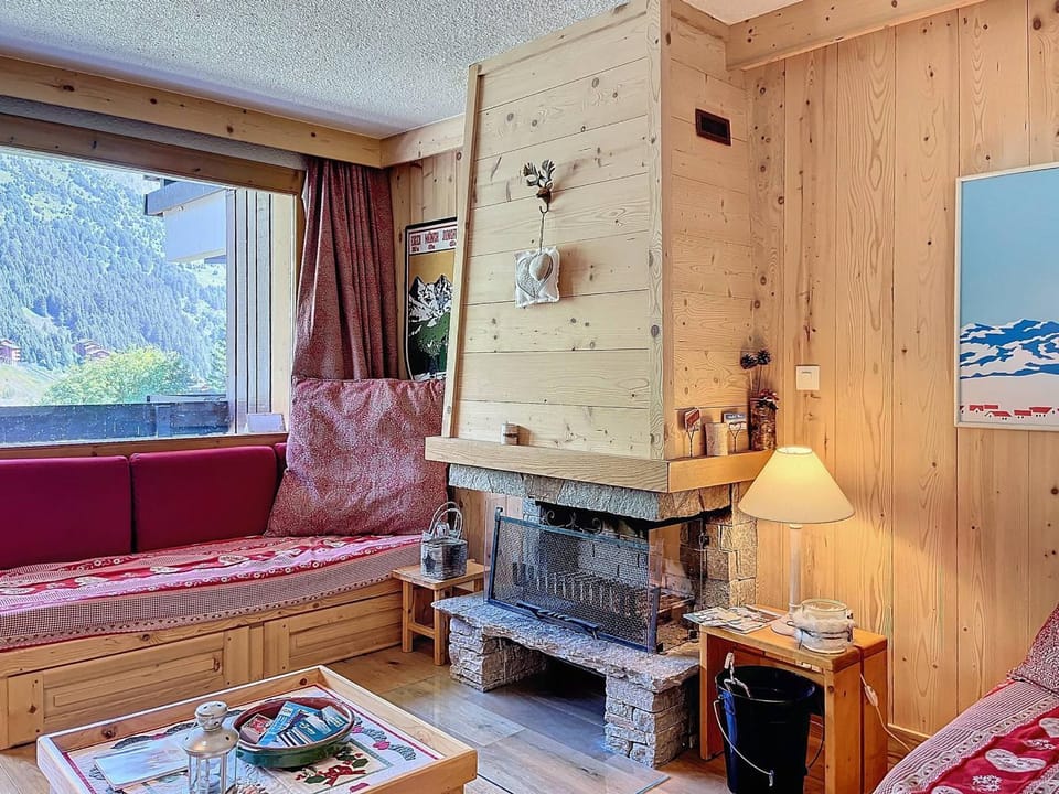 Appartement rénové, ski aux pieds avec balcon et cheminée - FR-1-688-94 Apartment in Les Allues
