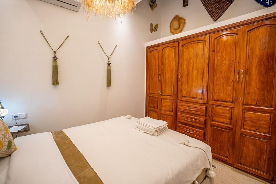 Bedroom, wardrobe, air conditioner