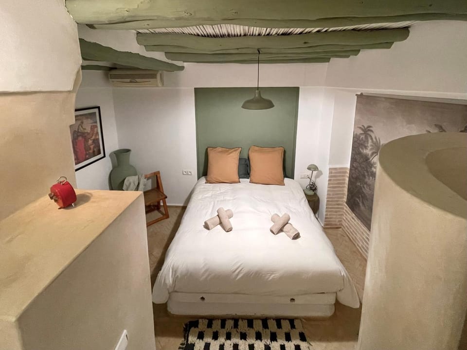 Bed, Photo of the whole room, Bedroom, air conditioner