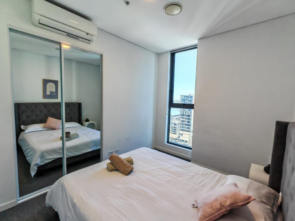 Photo of the whole room, Bedroom, wardrobe, air conditioner