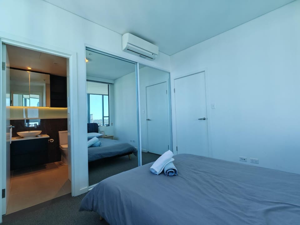 Bed, Photo of the whole room, Bedroom, wardrobe, air conditioner