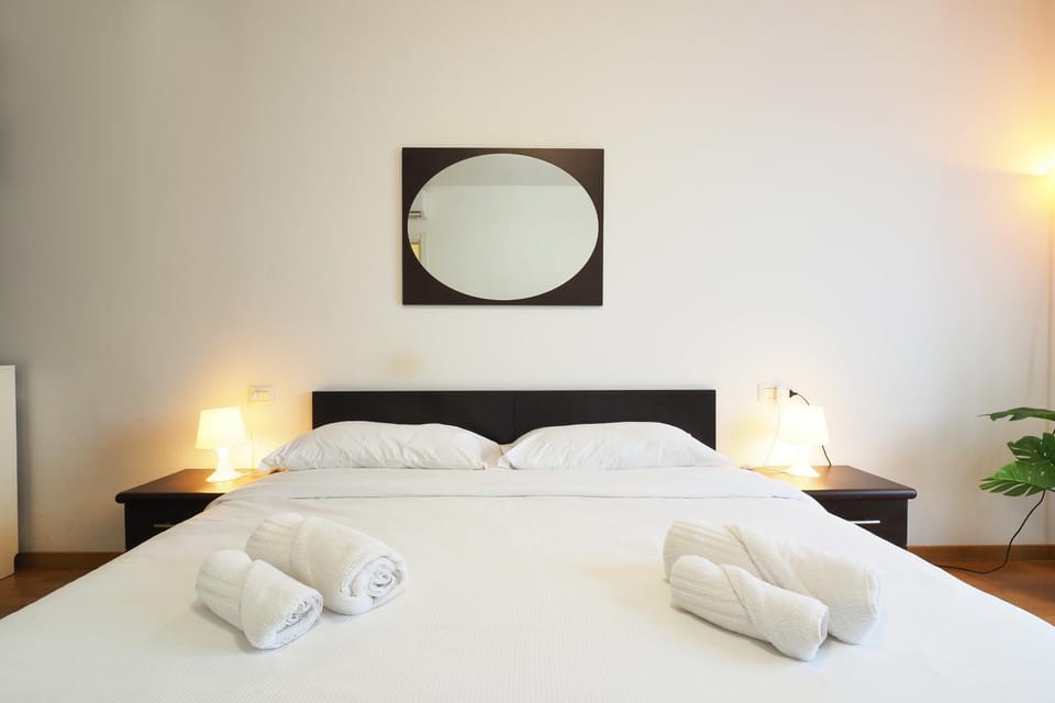 Bed, Bedroom, towels