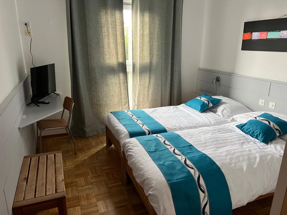 Communal lounge/ TV room, Bed, TV and multimedia, Photo of the whole room, Bedroom