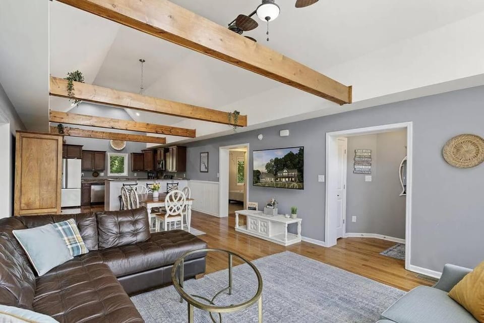 Kitchen or kitchenette, Seating area, Dining area
