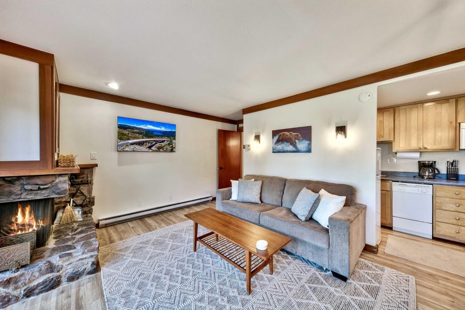 TML 04 - Beautiful 1 BR Condo in Tahoe City House in Tahoe City