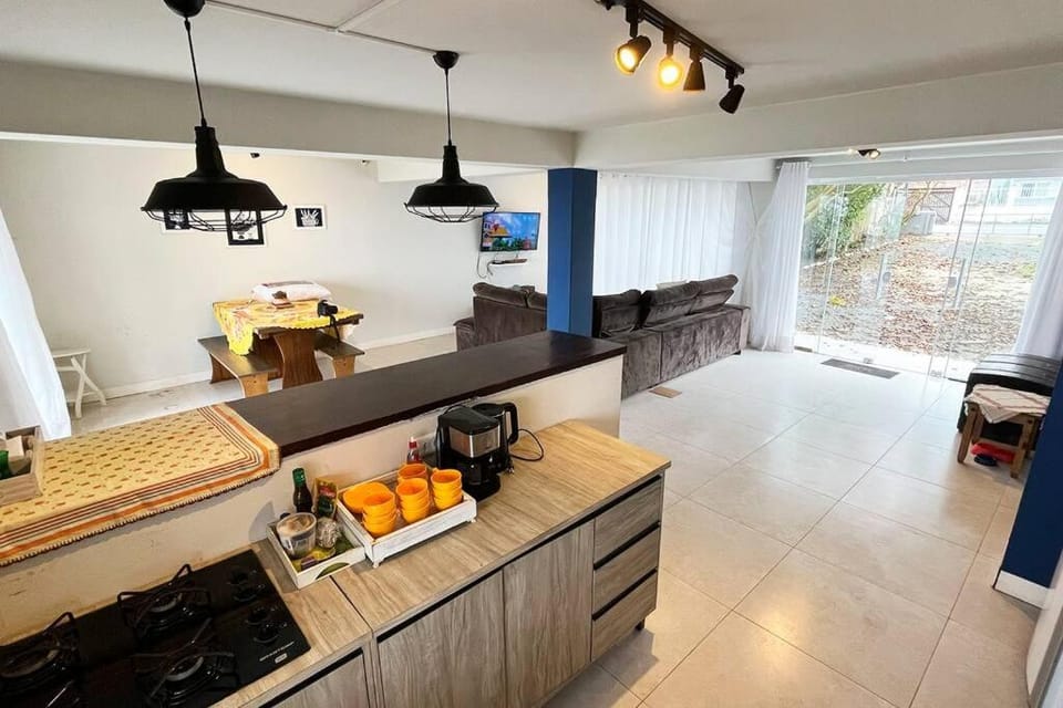 Coffee/tea facilities, Kitchen or kitchenette, Dining area, oven, stove