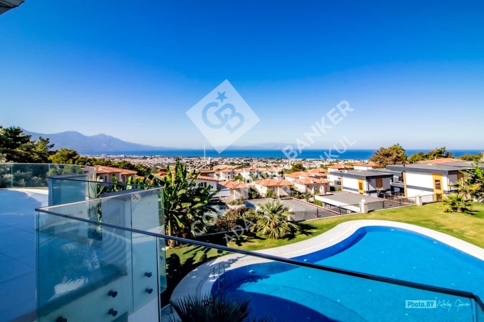 Pool view, Sea view