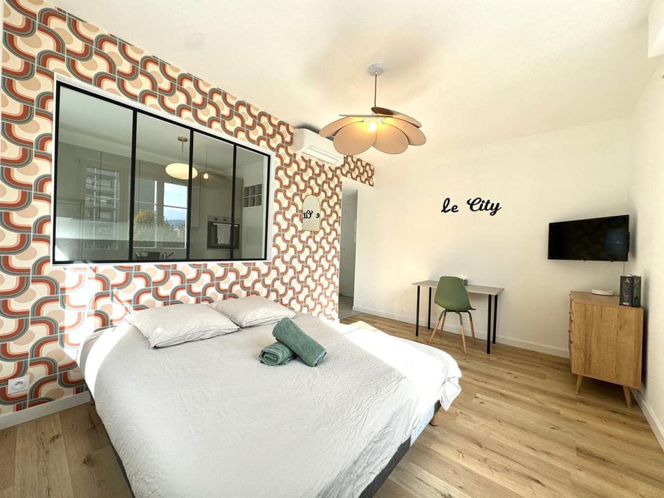 Bed, TV and multimedia, Photo of the whole room, Bedroom