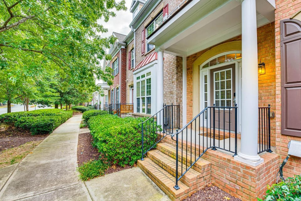 3 Mi to Avalon: Townhome w/ Balcony in Alpharetta! House in Alpharetta