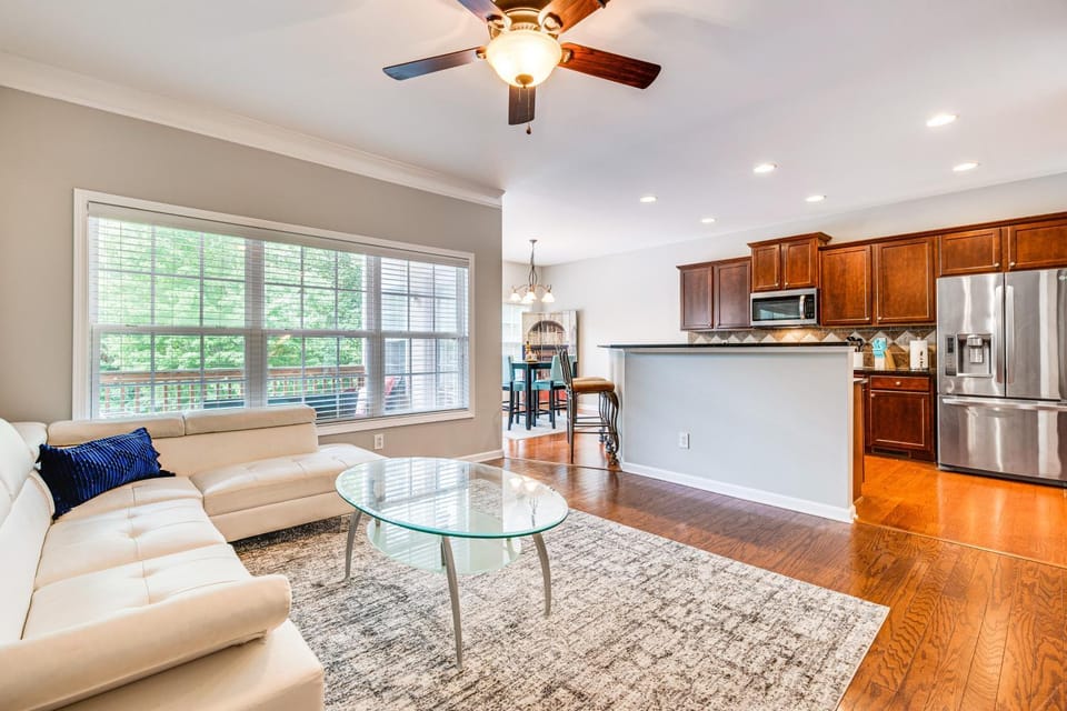 3 Mi to Avalon: Townhome w/ Balcony in Alpharetta! House in Alpharetta