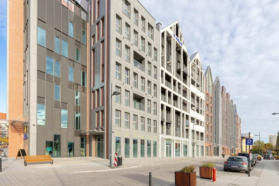 Property building, Day, Neighbourhood, City view, Street view, Location, Parking