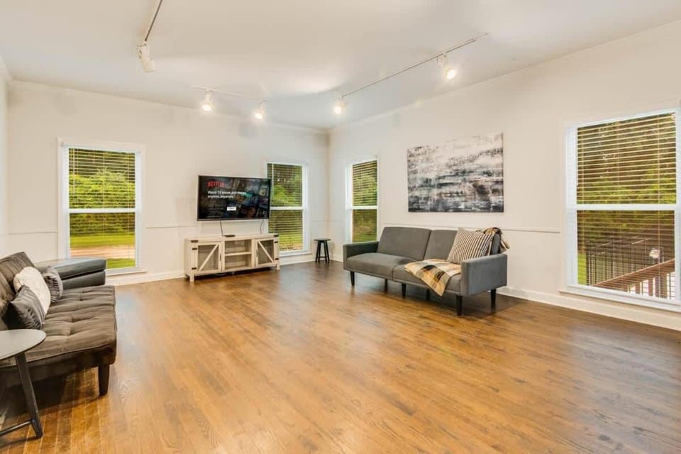 Private Pool Estate Soccer Field Sleeps 16 Villa in Redan