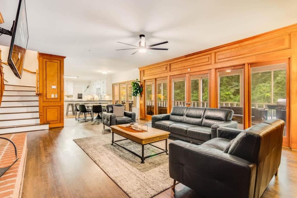 Private Pool Estate Soccer Field Sleeps 16 Villa in Redan