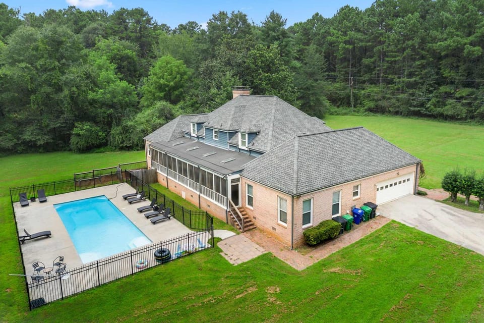 Private Pool Estate Soccer Field Sleeps 16 Villa in Redan